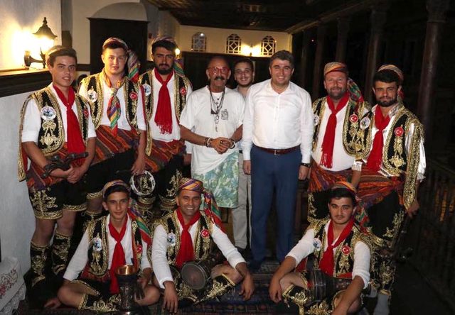 Modacı Cemil İpekçi, Kula'yı gezdi