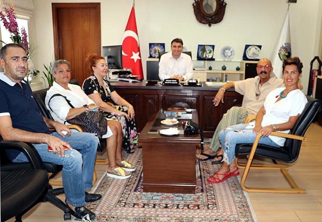 Modacı Cemil İpekçi, Kula'yı gezdi