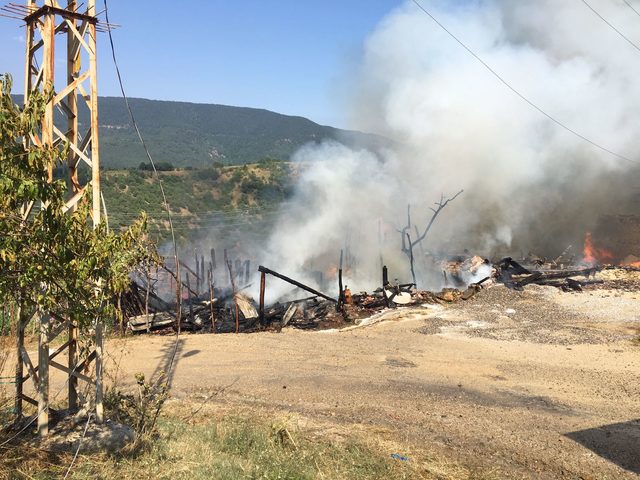 Karabük'te köyde 3 ev yandı