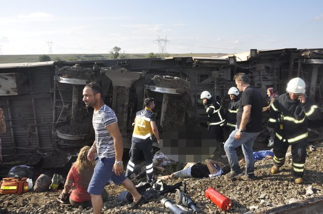 Tekirdağ'da yolcu treninin 6 vagonu devrildi: Ölü ve yaralılar var (3) Yeniden
