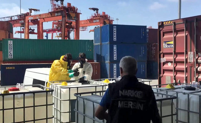 Mersin Limanı'nda, 7,5 ton eroin üretiminde kullanılacak asetik anhidrit ele geçirildi
