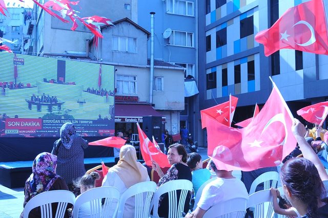 Cumhurbaşkanı Yemin Törenini Kasımpaşa'da Dev Ekrandan İzlediler
