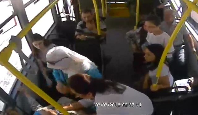 Kadın otobüs şoförü fenalaşan yolcuyu hastaneye yetiştirdi
