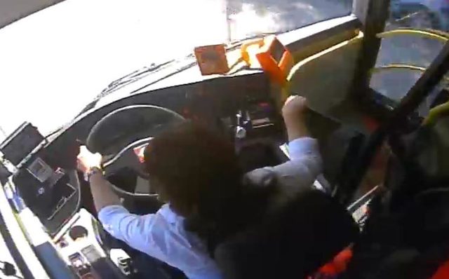 Kadın otobüs şoförü fenalaşan yolcuyu hastaneye yetiştirdi