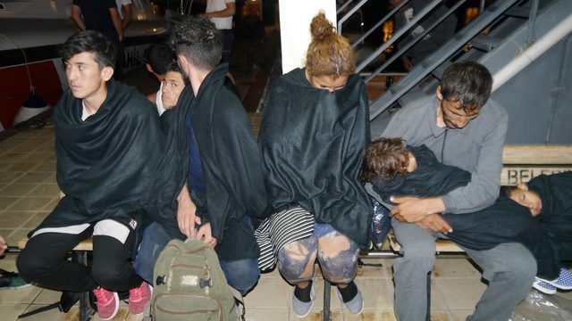 Lastik botları su alan 38 kaçak göçmeni Sahil Güvenlik kurtardı