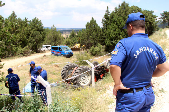 Traktör devrildi, 1'i Afgan 2 kişi öldü