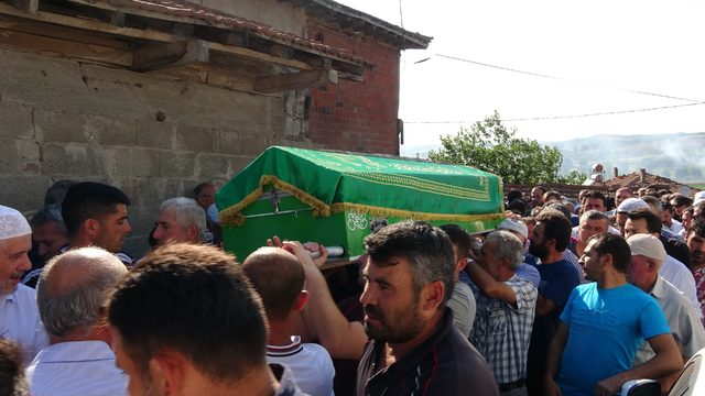 Doğumdan 3 saat sonra bebeğini emzirirken öldü