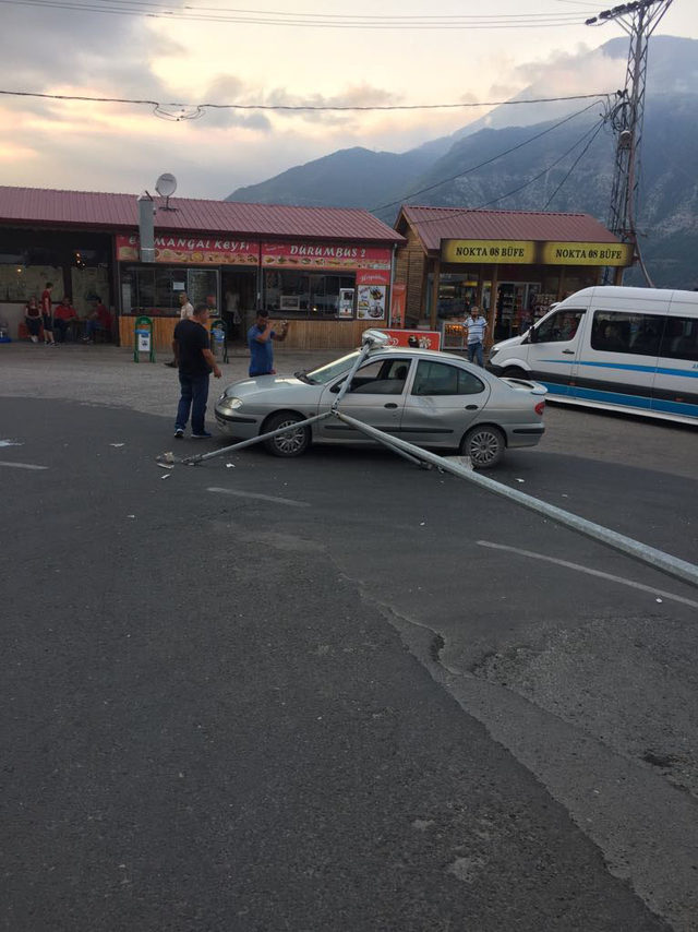 Aydınlatma direği otomobilin üzerine devrildi
