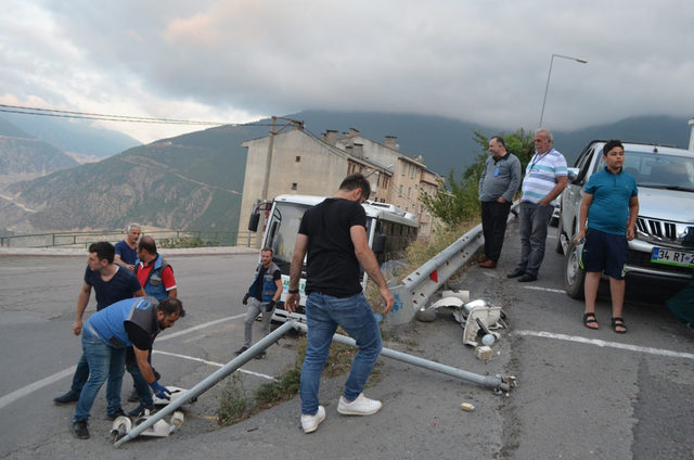 Aydınlatma direği otomobilin üzerine devrildi