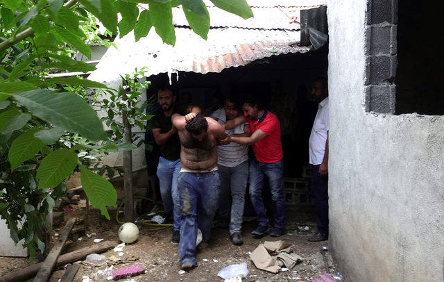 Bunalıma girdi, satırla tehlike saçtı