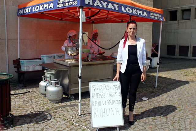Adliye önünde oynayıp, kına dağıtan kadın, bu kez de lokma dağıttı