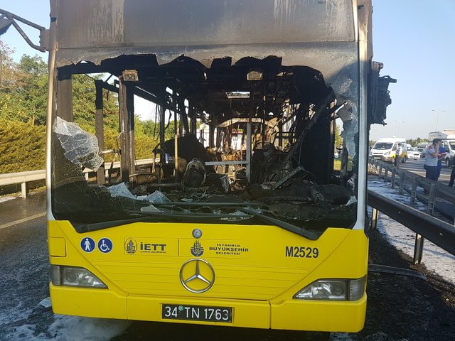 Bayrampaşa'da İETT otobüsü alev alev yandı (3)