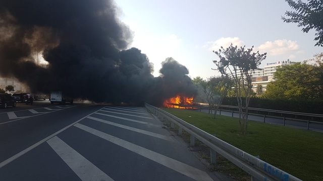 Bayrampaşa'da İETT otobüsü alev alev yandı (3)
