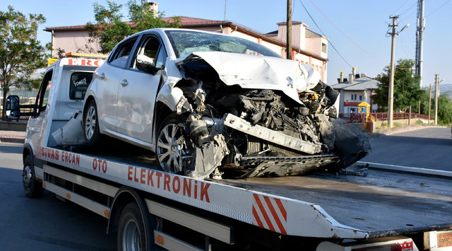 TIR ile otomobil çarpıştı: 6 yaralı
