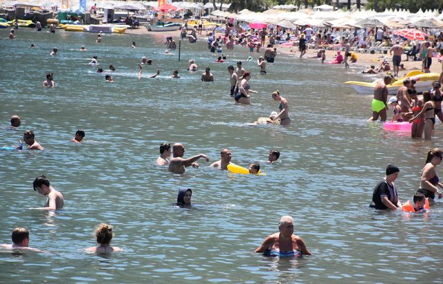 Marmaris'te gündüz plajlar, gece sokaklar doldu