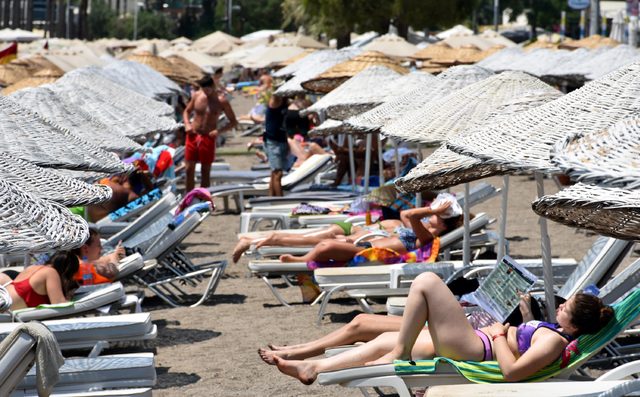Marmaris'te gündüz plajlar, gece sokaklar doldu