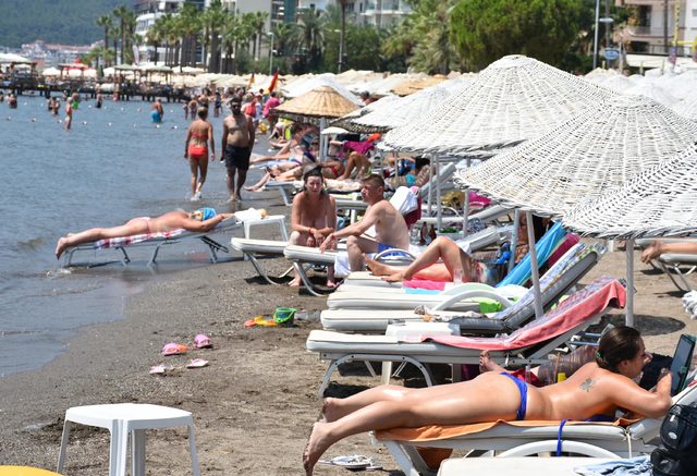 Marmaris'te gündüz plajlar, gece sokaklar doldu