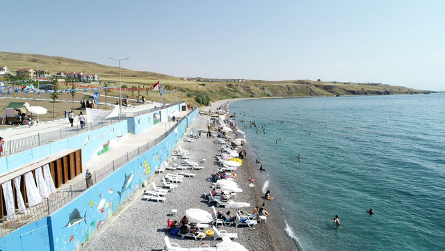 Van Gölü'nün mavi bayraklı plajına tatilci akını
