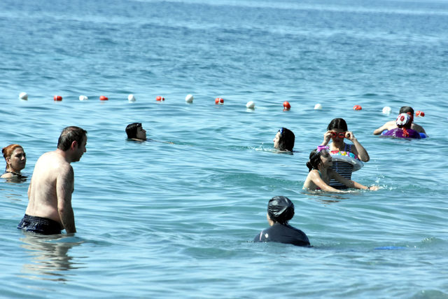 Van Gölü'nün mavi bayraklı plajına tatilci akını
