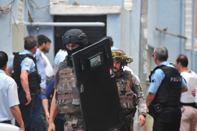 Madde bağımlısı genç, sağlık ve polis ekiplerine ateş etti (2)