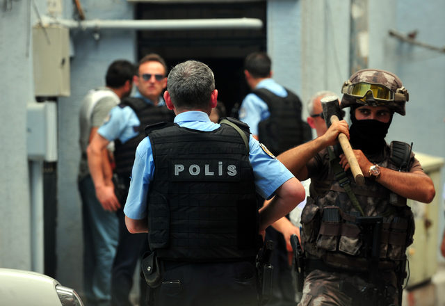 Madde bağımlısı genç, sağlık ve polis ekiplerine ateş etti (2)