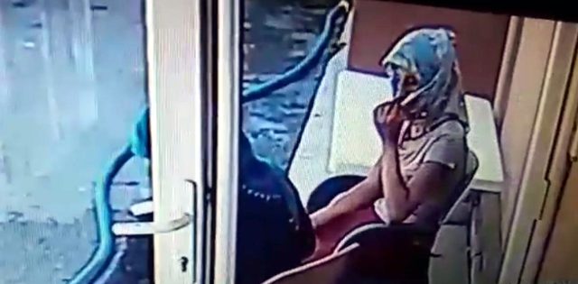 Kadın kıyafeti giyip, belediye meclis eski üyesinin evine girdiler
