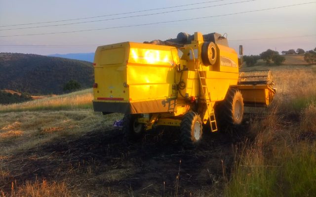 Biçerdöver elektrik hattında akıma kapıldı: Biri çocuk 2 ölü