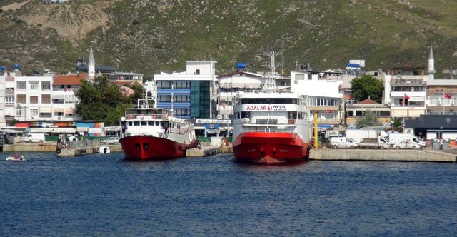 2 bin 500 kişinin yaşadığı adada 100 bin kişi tatil yapıyor