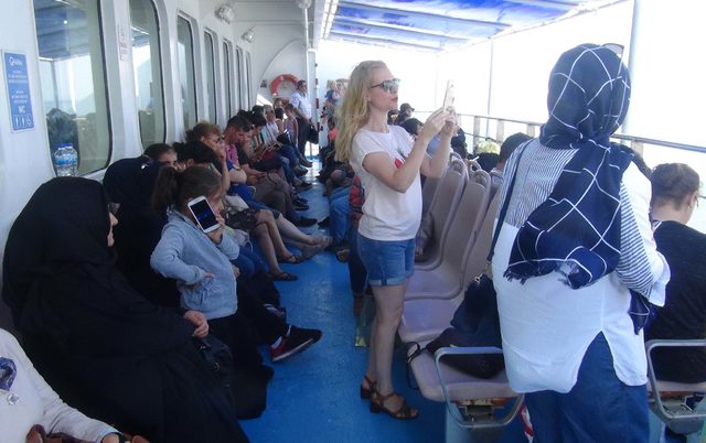 2 bin 500 kişinin yaşadığı adada 100 bin kişi tatil yapıyor