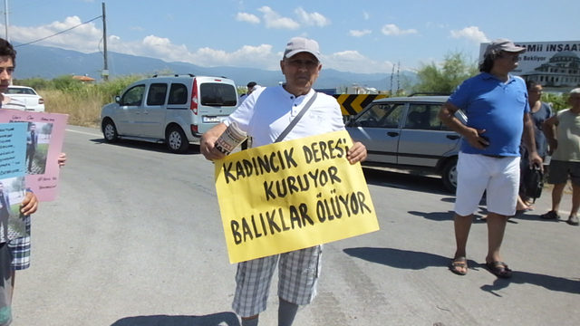 Burhaniye'de tatilcilerden yol kapatma eylemi
