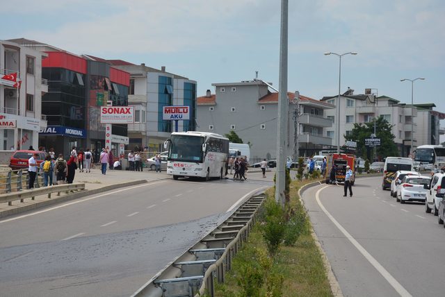 Sinop'ta hareket halindeki tur otobüsü yandı