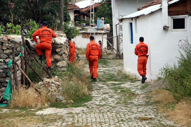JAK timleri kayıp Evrim'in evinin çevresinde arama yaptı