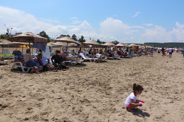 Kandıra sahilleri, tatilcilerle doldu