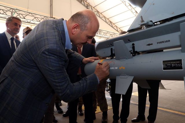 İçişleri Bakanı Soylu, 18 teröristin öldürüldüğü tepeyi ziyaret etti (2)- (Yeniden)