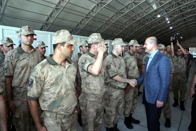 İçişleri Bakanı Soylu, 18 teröristin öldürüldüğü tepeyi ziyaret etti (2)- (Yeniden)