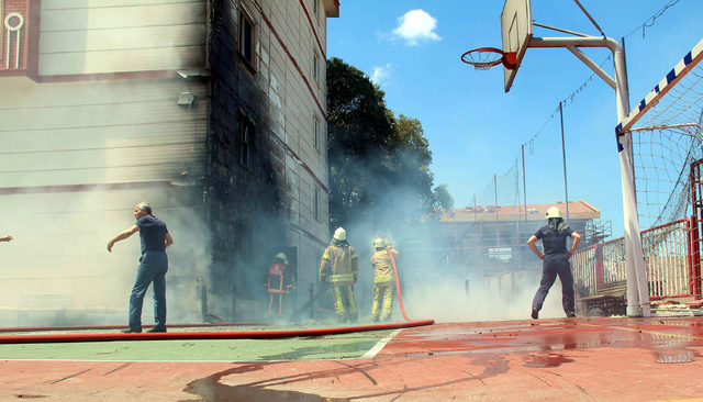 Fotoğraflar // Topkapı'da okulda yangın paniği