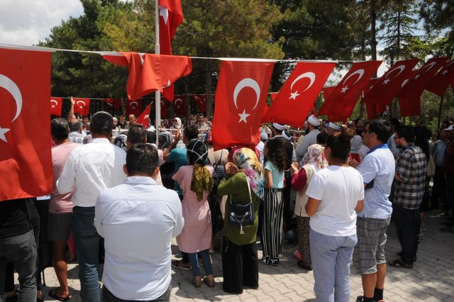 Şehit Ömer Halisdemir’in kabrine ziyaretçi akını