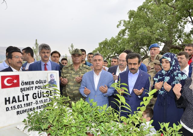 Diyarbakırlı 15 Temmuz şehitleri, kabirleri başında anıldı