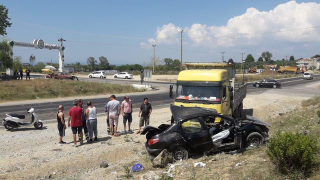 Kamyon ile otomobil çarpıştı: 3 ölü, 1 yaralı