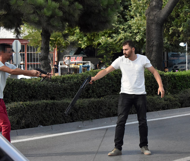 Pompalı tüfekle polislerin üzerine yürüdü, çağrılar üzerine teslim oldu