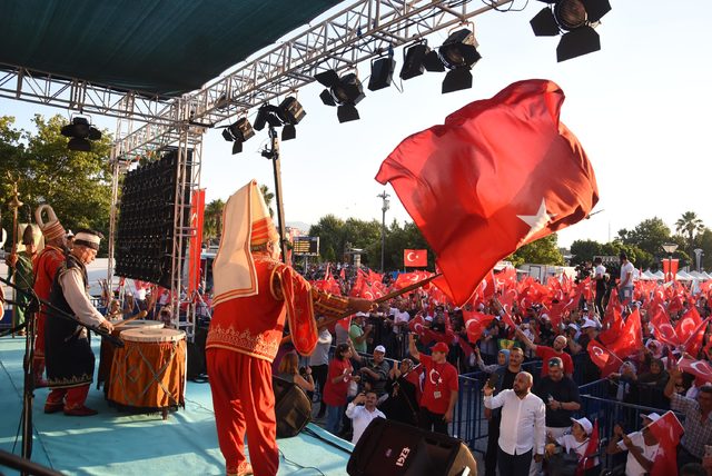 İzmir’de şehitler için anma etkinliği düzenlendi