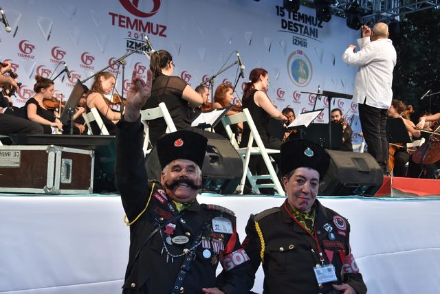 İzmir’de şehitler için anma etkinliği düzenlendi