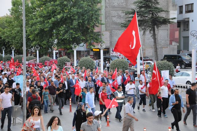 Niğde'de, halk demokrasi nöbeti için meydana akın etti