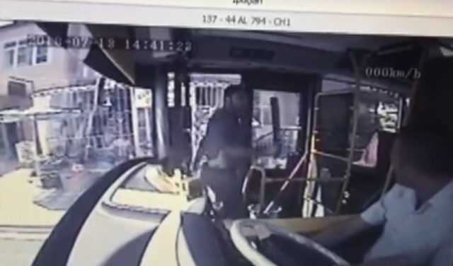 Malatya'da otobüs şoförüne döner bıçağıyla saldırı kamereda