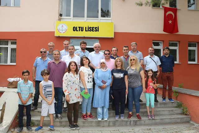 Çeyrek asır sonra mezun oldukları lisede buluştular
