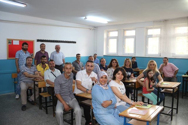 Çeyrek asır sonra mezun oldukları lisede buluştular