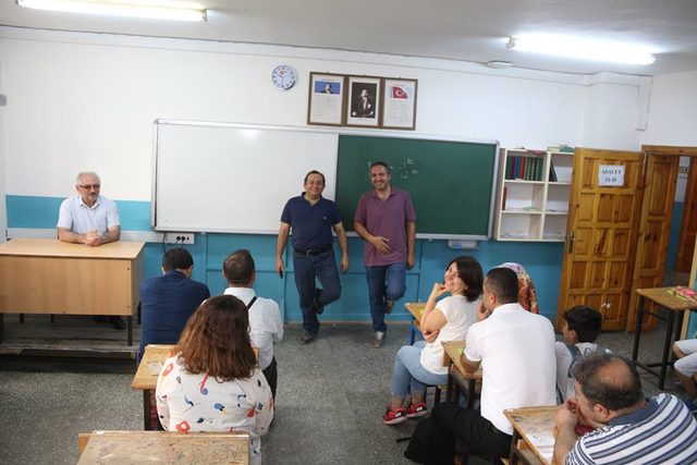 Çeyrek asır sonra mezun oldukları lisede buluştular