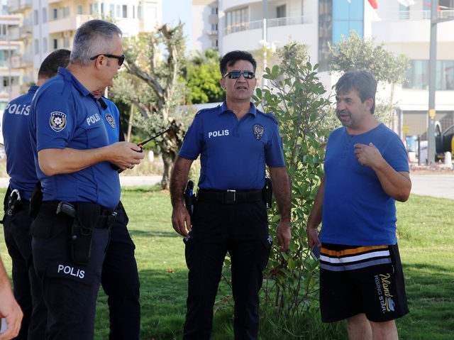 Denizde kaybolduğu sanılan ağabeyi plajda bulununca ağladı