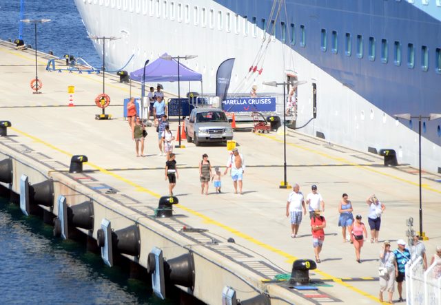 Bodrum'a gelen yolcu gemisi, esnafın yüzünü güldürdü