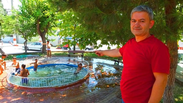 Bigadiç’te çocuklar süs havuzunda serinliyor